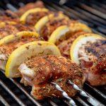 Spies van kippendijen met yoghurtsaus