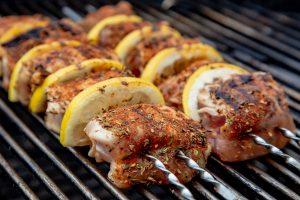 Spies van kippendijen met yoghurtsaus