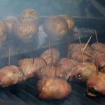 Zoete gerookte dadels met geitenkaas in de rook op de kamado