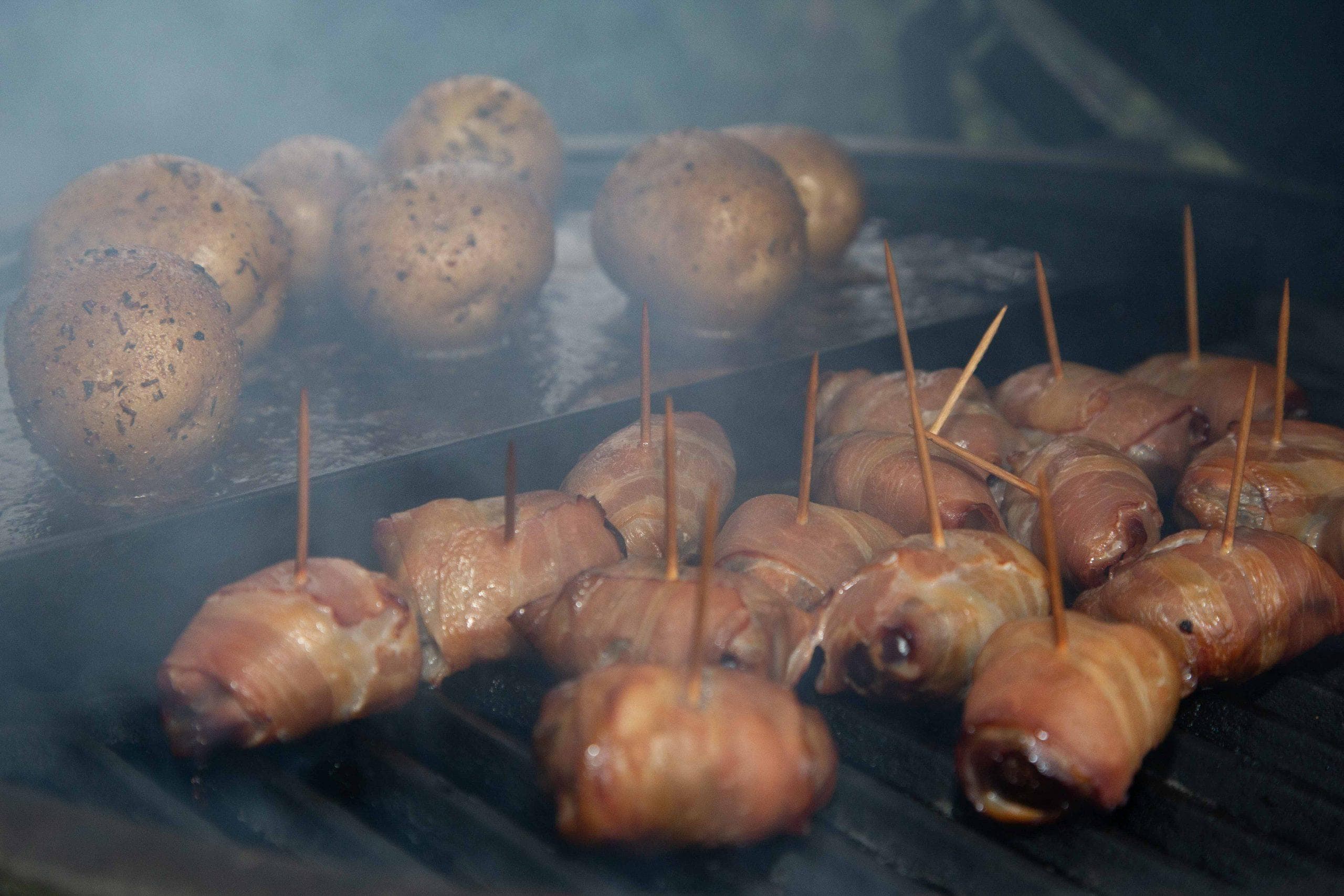 Zoete gerookte dadels met geitenkaas in de rook op de kamado