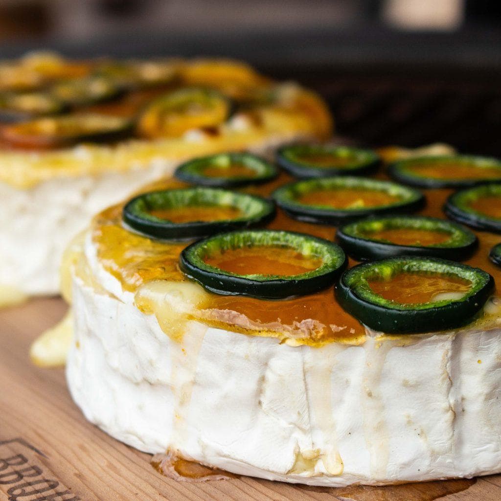 Gerookte camembert op cederhout