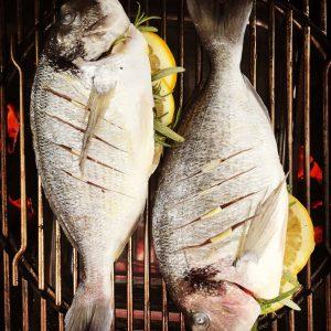 Gevulde en gerookte dorade met citroen op de weber gbs