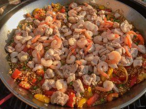 Spaanse paella met kippendij en garnalen