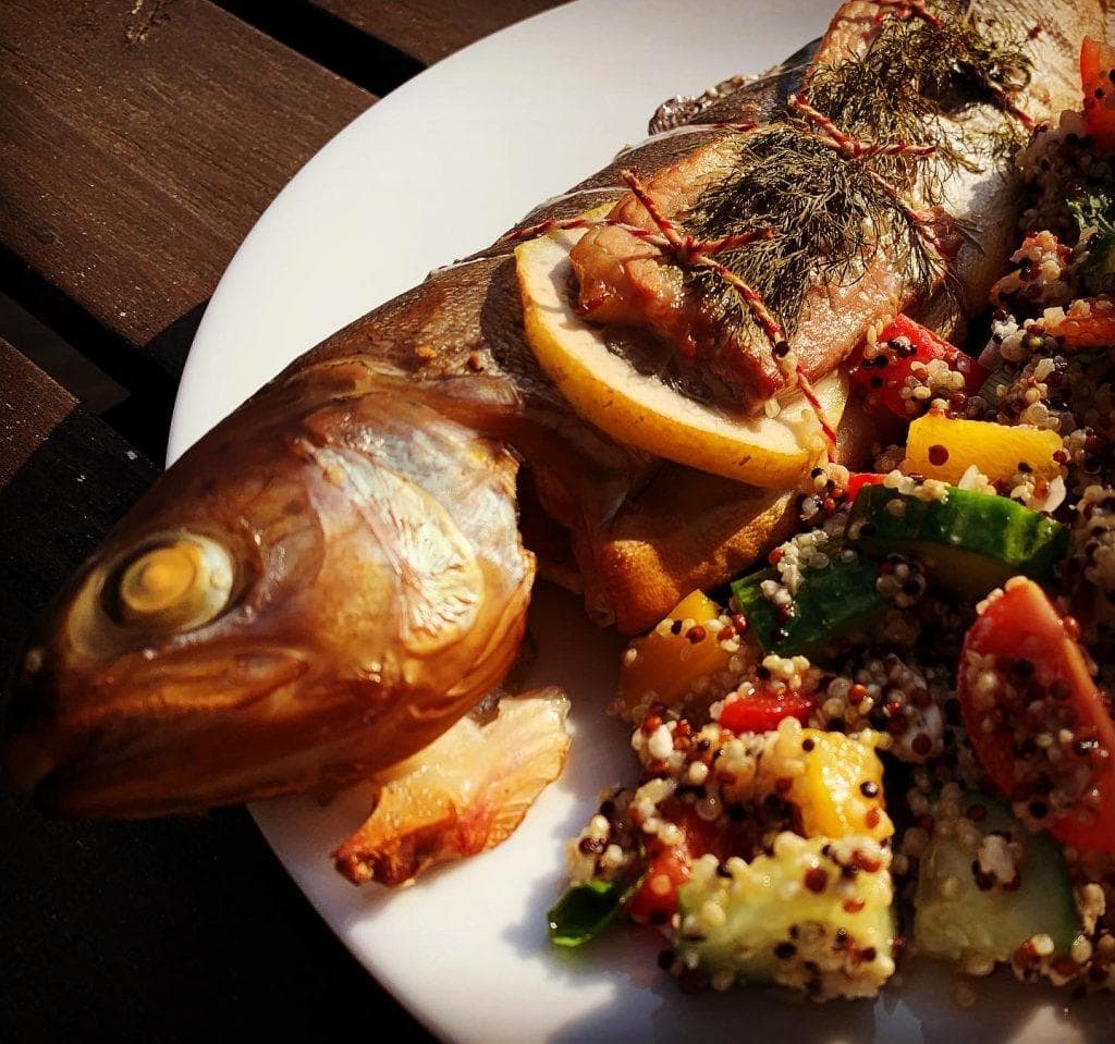 Warm gerookte forel op pecanhout