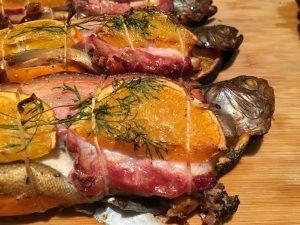 Zeebaars met spek gerookt