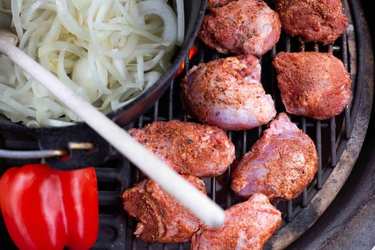 Stoofpotje van Iberico varkenswangen in een dutch oven op een kamado