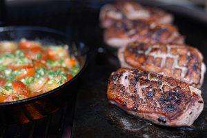 Gegrilde eendenborst met jeneverbessen op de kamado