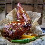 Zoete shriracha kalkoendrumsticks op een bord