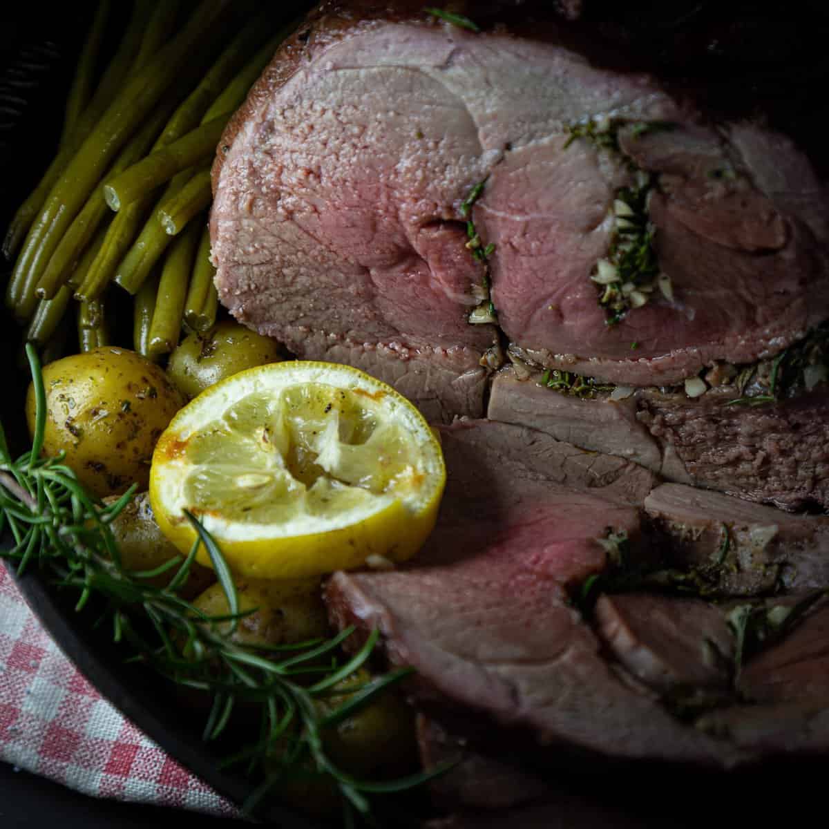 Lamsschouder met rozemarijn