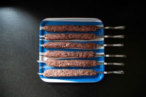 bak met een aantal lamsspiesen