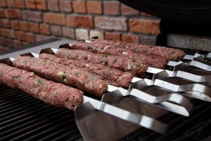 lamsspieses op de kamado