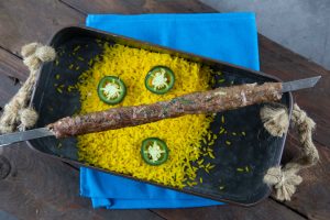 lamsspies met gele rijst