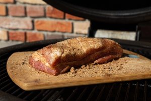 Oosters buikspak langzaam gegaard op de kamado