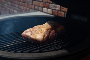 Oosters buikspak langzaam gegaard op de kamado