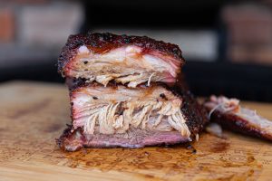 Oosters buikspak langzaam gegaard op de kamado