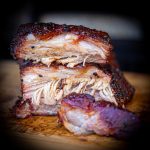 Oosters buikspak langzaam gegaard op de kamado