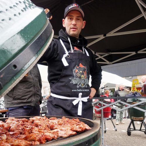 Barbecue Marc doet een kamado open en er liggen ribfingers op