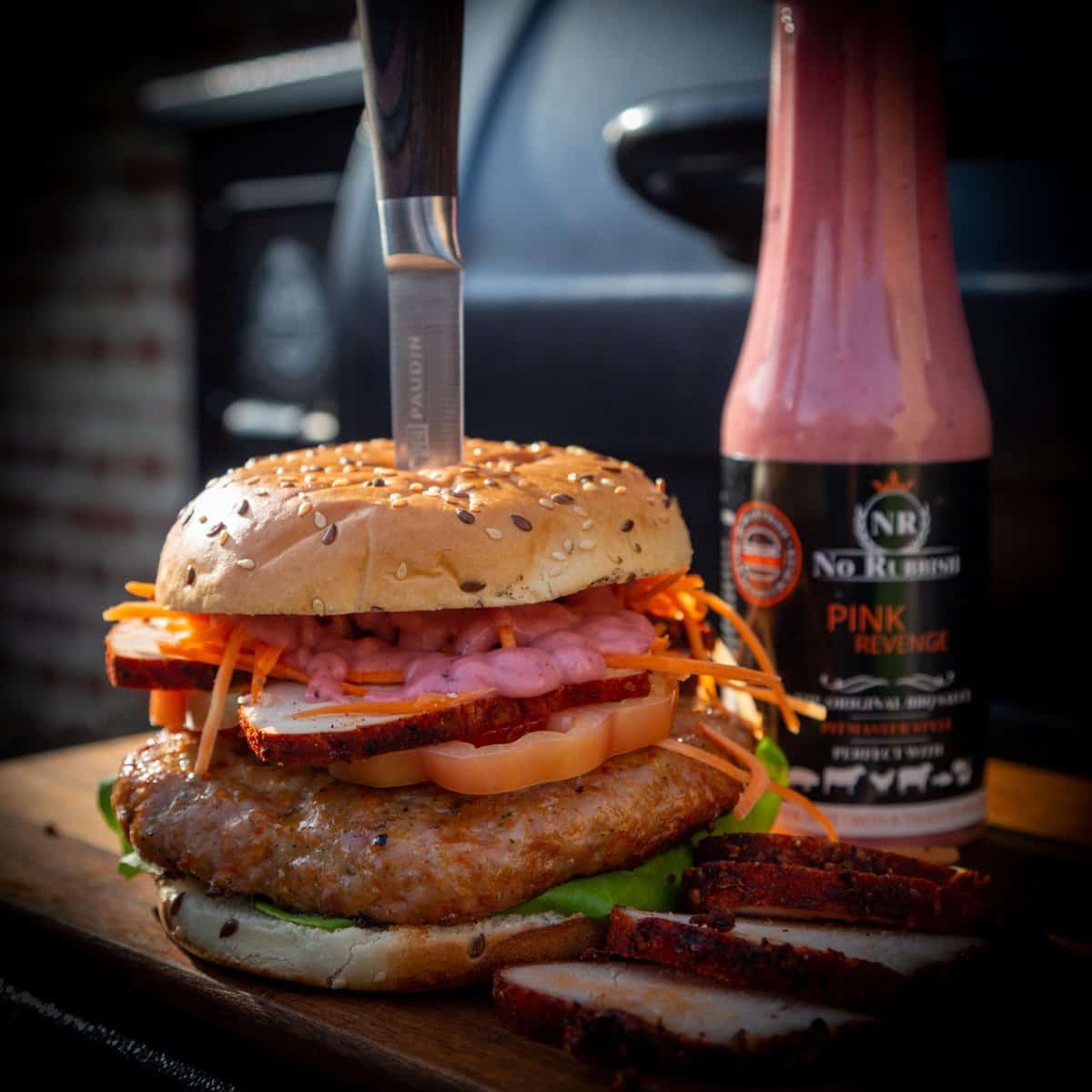 Hamburger van kalkoenpastrami en een kipburger met paarse saus