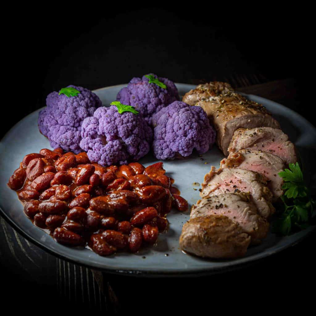 Cubaanse varkenshaas met paarse bloemkool en mojo op de barbecue gemaakt