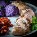 Cubaanse varkenshaas met paarse bloemkool en mojo op de barbecue gemaakt