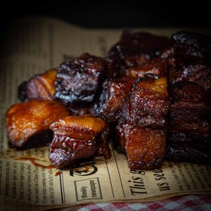 Whisky pork belly burnt ends 12 burnt end van varkensbuik op de bbq gemaakt