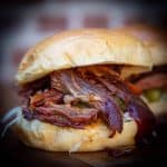 burger van de barbecue met pulled pork