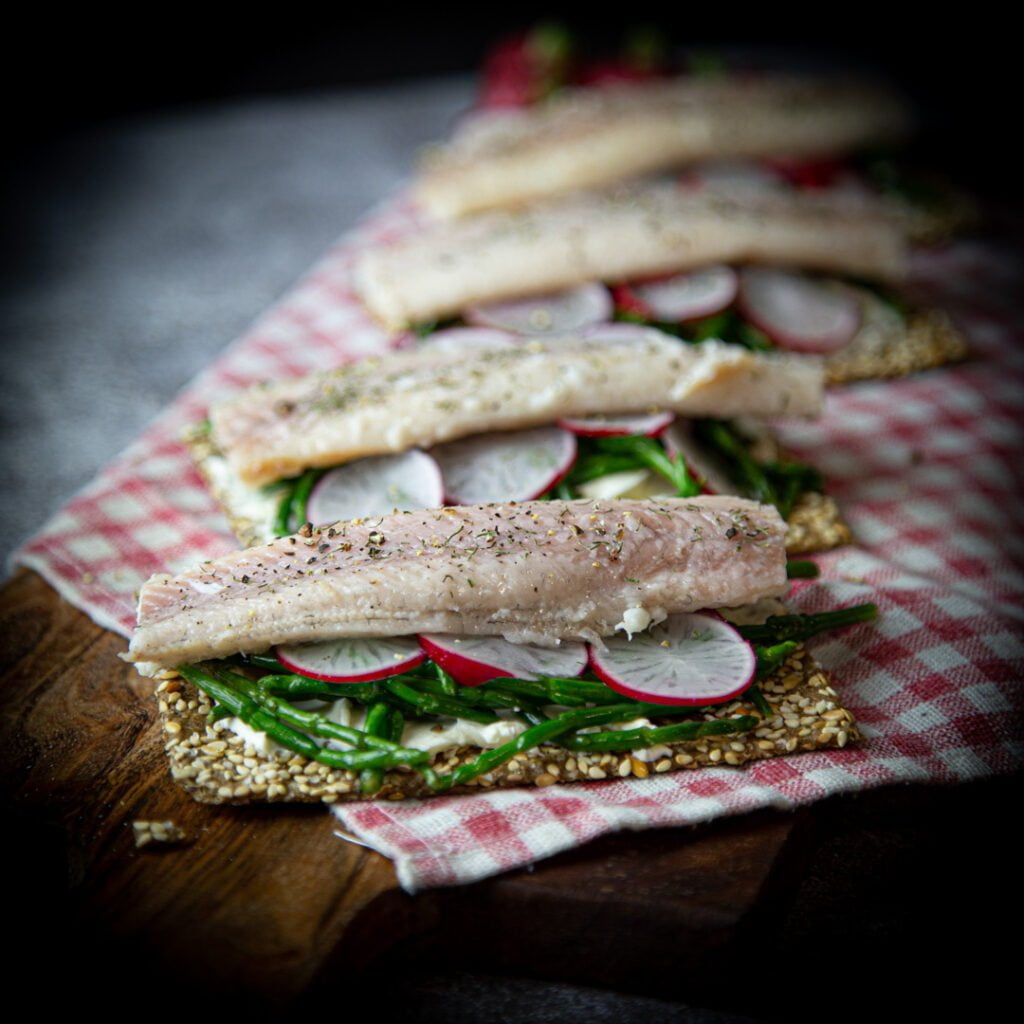 zelf paling roken op de barbecue op sandwich