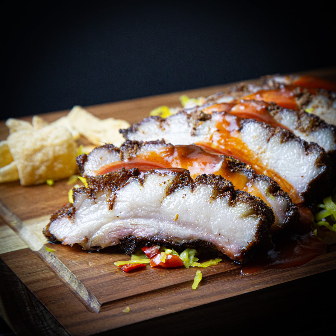 babi panggang op de barbecue porkroast