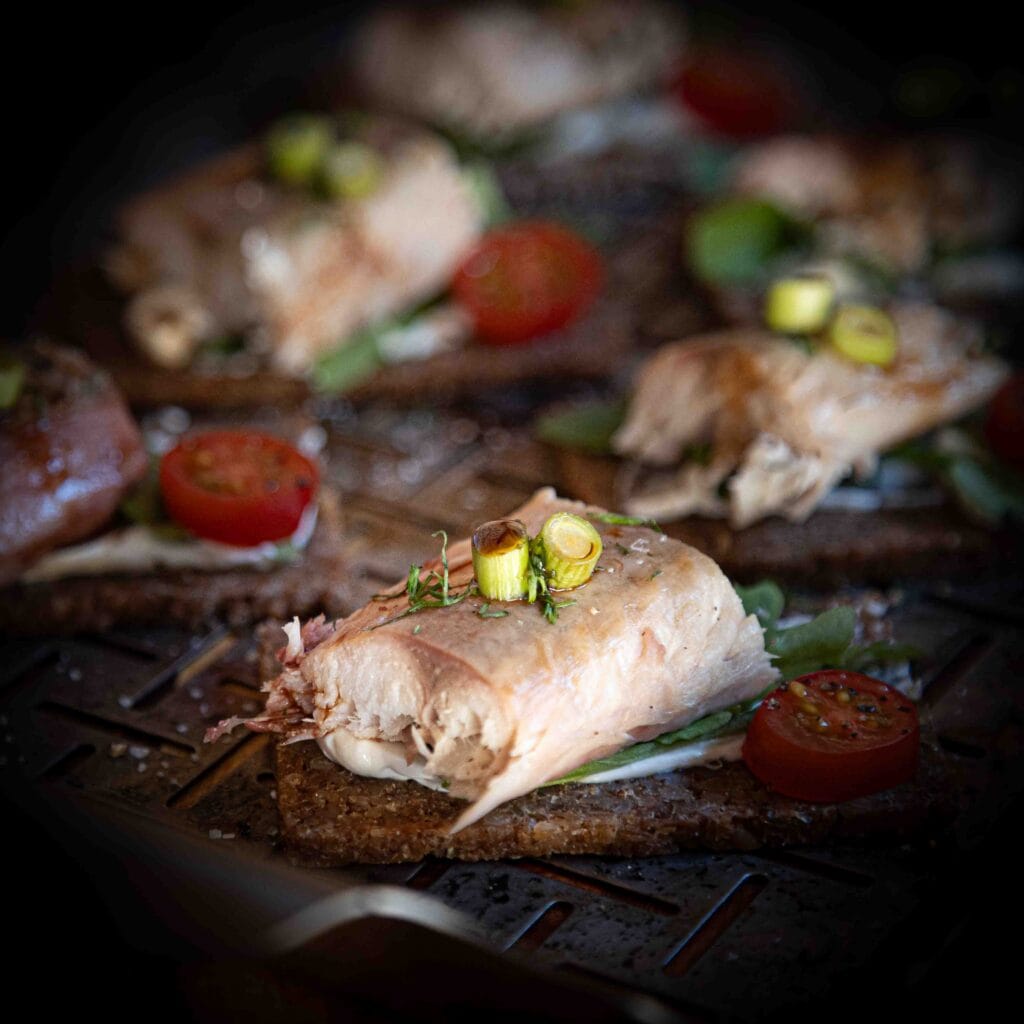 Roggebrood snacks met gerookte makreel