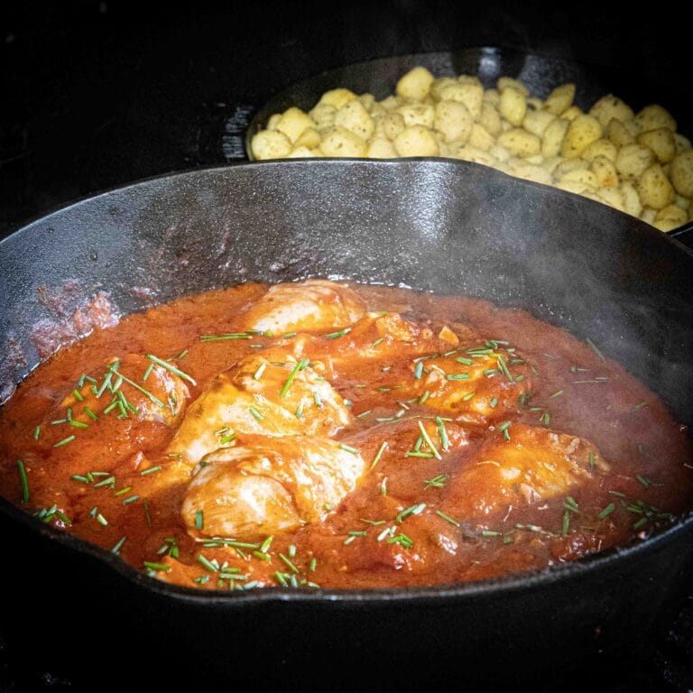 Pittige kipdrumsticks in tomatensaus