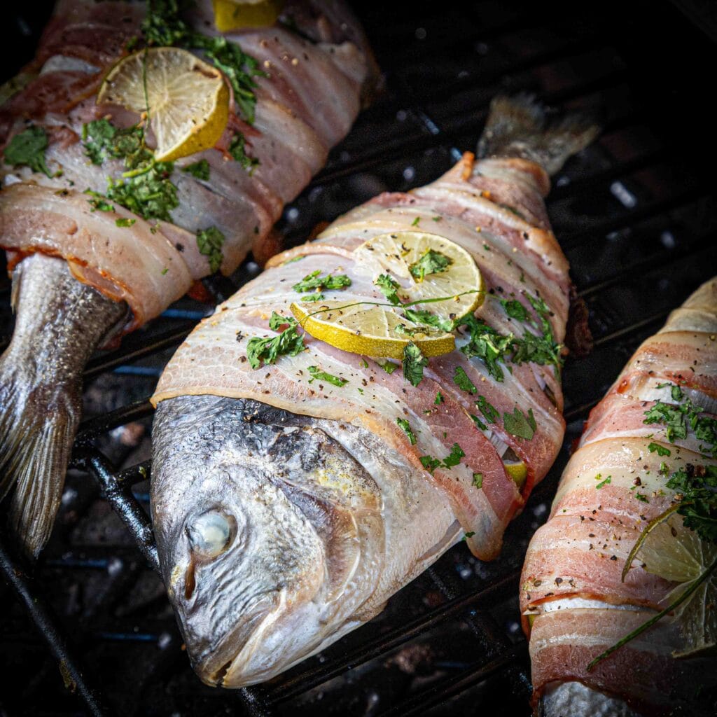 Gerookte dorade met limoen en koriander