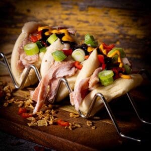 Bao Buns met Whole Hog Buikspek 2 bao buns hoisin